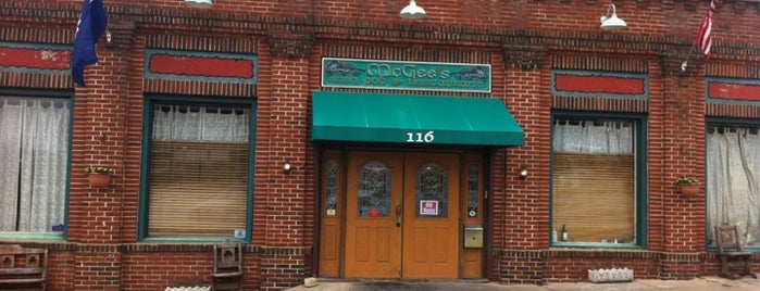 McGee's Irish Pub & Restaurant is one of สถานที่ที่บันทึกไว้ของ Joshua.