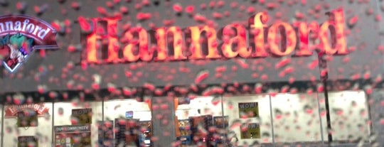 Hannaford Supermarket is one of Lugares favoritos de tara.