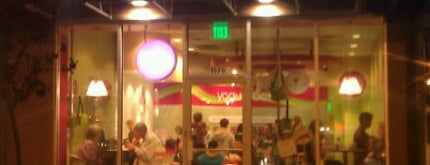 Menchie's is one of Lugares favoritos de JoAnn.