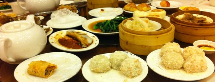East Harbor Seafood Palace (迎賓大酒樓) is one of Seafood-To-Do List.