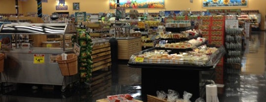 Sprouts Farmers Market is one of Locais curtidos por Dawn.