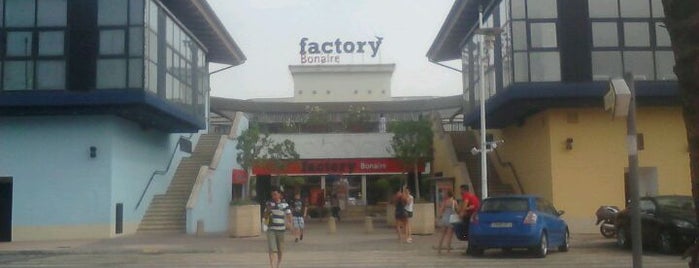 Factory Bonaire is one of Lugares favoritos de Burcu.