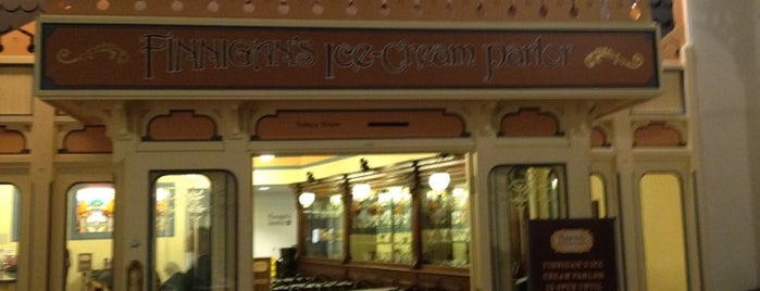 Finnigan's Ice Cream is one of Lugares favoritos de Whitney.