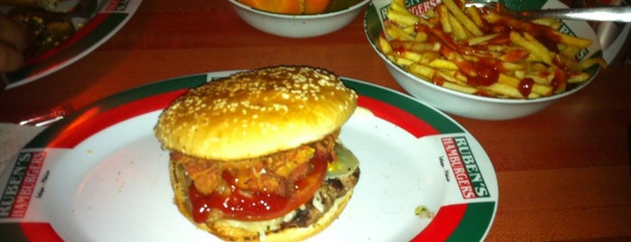 Ruben's Hamburgers is one of Posti che sono piaciuti a Karim.