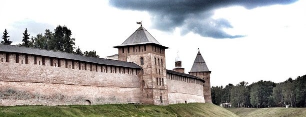 Kremlin de Novgorod is one of Крепости вокруг Питера.