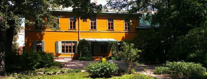 Музей-усадьба Л. Н. Толстого в Хамовниках is one of Русские усадьбы.