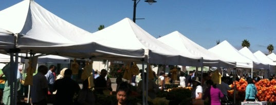 Irvington Farmers' Market is one of Tempat yang Disukai Vicky.