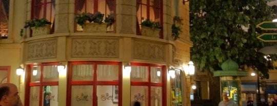 Le Cafe Ile St-Louis is one of Tempat yang Disukai Terri.