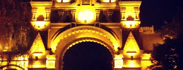 Триумфальная арка is one of Tempat yang Disukai Stanislav.