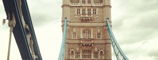 Tower Bridge is one of Summer in London/été à Londres.