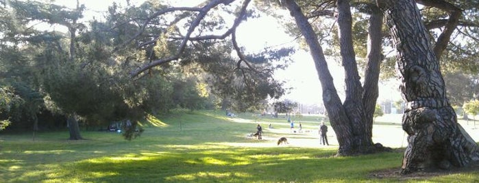 Cheviot Hills Park is one of Tempat yang Disukai Mae.