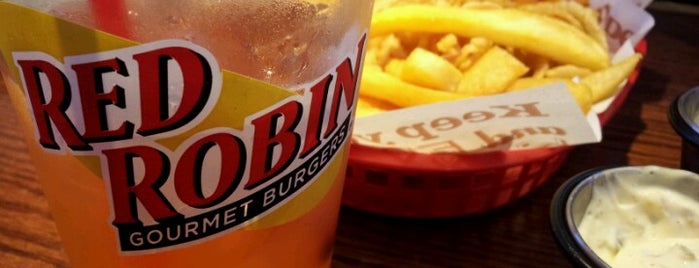 Red Robin Gourmet Burgers and Brews is one of Jeffさんのお気に入りスポット.