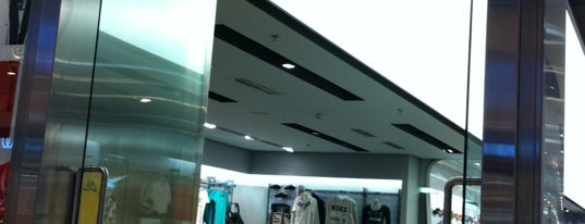 Nike Store is one of สถานที่ที่ Ismail ถูกใจ.