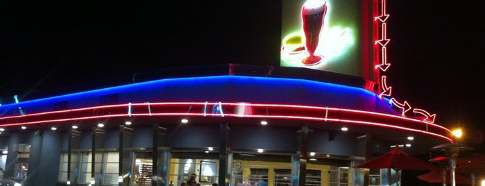 The Habit Burger Grill is one of Tempat yang Disukai Calla.