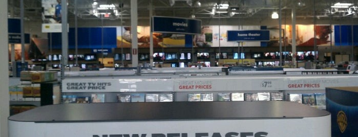 Best Buy is one of Tempat yang Disukai Courtney.