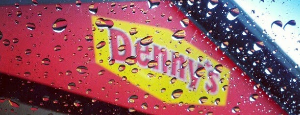 Denny's is one of Paulaさんのお気に入りスポット.