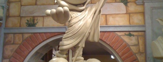 Disney Store is one of Francesco'nun Beğendiği Mekanlar.