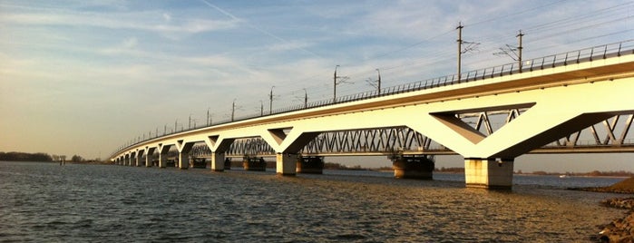 Moerdijkbrug is one of Lugares favoritos de Wendy.