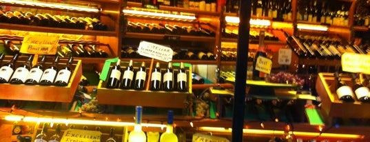 Manley's Wine & Spirits is one of Lugares favoritos de Gabbie.