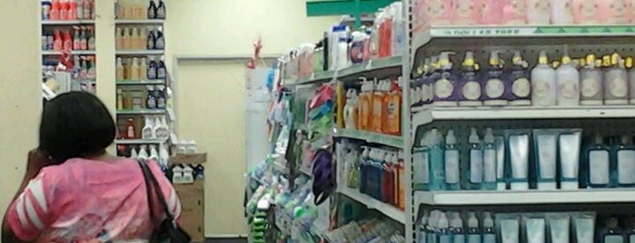 Dollar Tree is one of สถานที่ที่ A ถูกใจ.