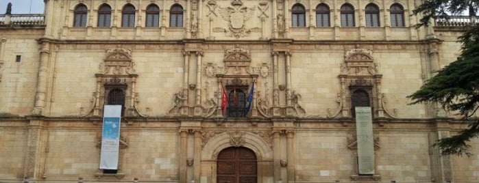 Universidad Cisneriana is one of Universidad de Alcalá.