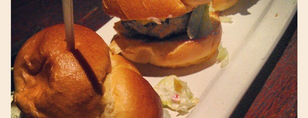 Houlihan's is one of ᴡさんの保存済みスポット.