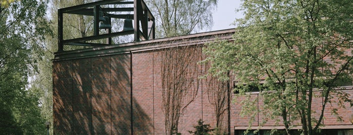 Oulunkylän kirkko is one of Kirkot Helsingissä.
