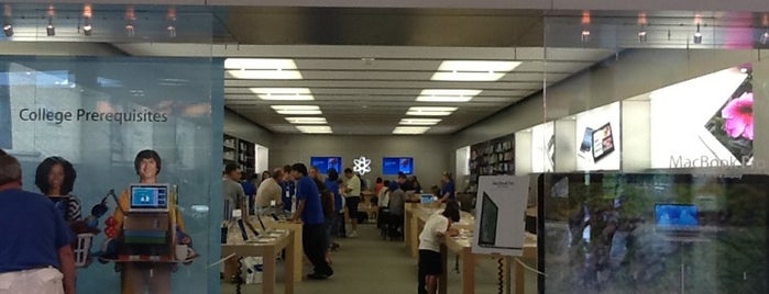 Apple Natick Collection is one of สถานที่ที่ Justin ถูกใจ.