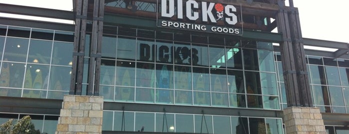 DICK'S Sporting Goods is one of Reina'nın Beğendiği Mekanlar.
