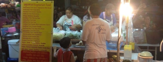 ป๊ะป๋าอาหารเจตามสั่ง Papa Vegetarian Food Stall is one of Lugares guardados de Raphael.