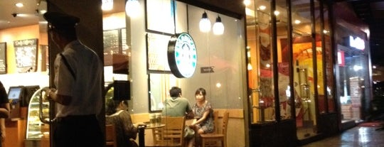 Starbucks is one of Oliver : понравившиеся места.