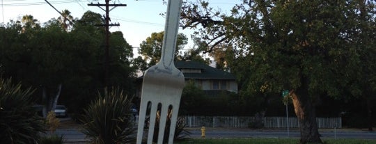 S Pasadena Ave / S St John Ave is one of Lugares guardados de Christiane.