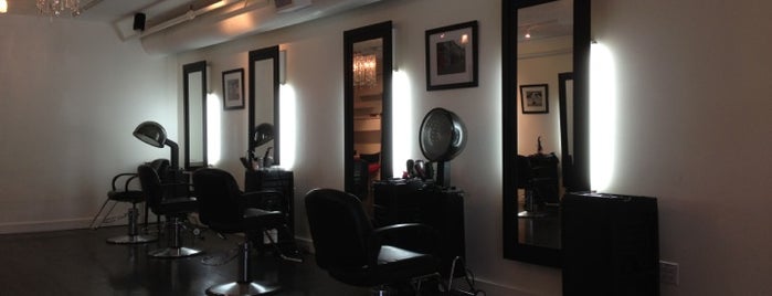 Gloss salon and spa is one of Locais curtidos por Natz.
