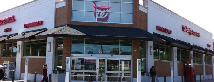 Walgreens is one of Lugares favoritos de Stacy.