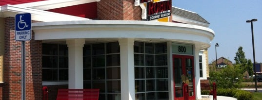 Red Robin Gourmet Burgers and Brews is one of สถานที่ที่ Natasha ถูกใจ.