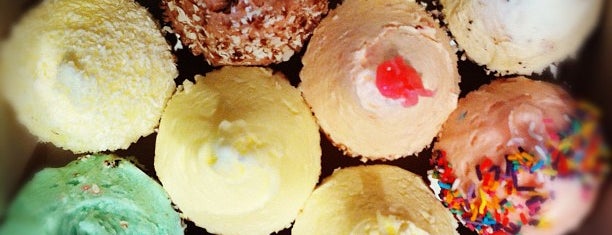 Mini Monet Cupcakes is one of Orte, die BoyJupiter gefallen.