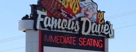 Famous Dave's is one of Laura'nın Beğendiği Mekanlar.