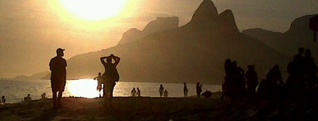 Praia do Arpoador is one of As 10 melhores praias para curtir o verão carioca.