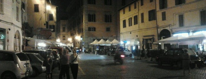 Piazza Del Mercato is one of Lugares favoritos de Isabella.