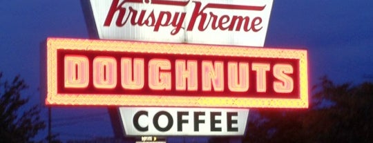 Krispy Kreme Doughnuts is one of Lugares favoritos de Adrienne.