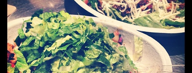 Chipotle Mexican Grill is one of Tempat yang Disukai L..