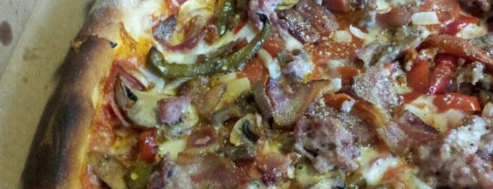 Nuzzo's Pizza is one of Locais curtidos por Wayne.