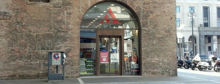 Libreria Mondadori is one of สถานที่ที่ C. ถูกใจ.