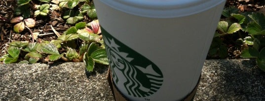Starbucks is one of Tempat yang Disukai Fabio.