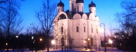 Екатерининский собор is one of สถานที่ที่ Leela ถูกใจ.