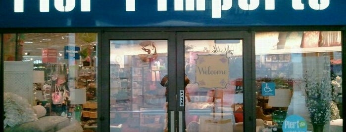 Pier 1 Imports is one of Lugares favoritos de Lori.