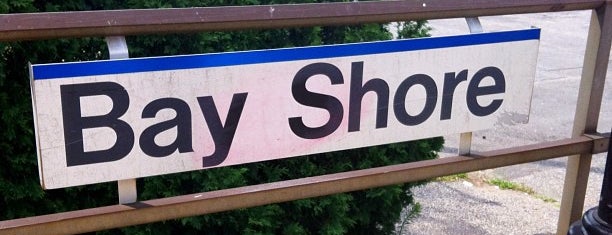 LIRR - Bay Shore Station is one of Locais curtidos por Justin.