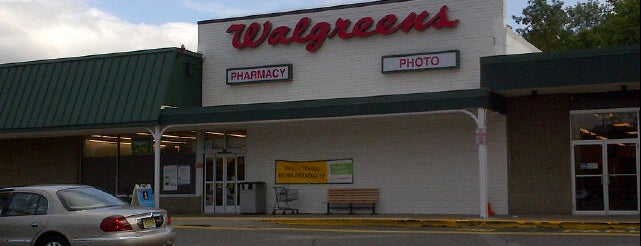 Walgreens is one of สถานที่ที่ Arn ถูกใจ.
