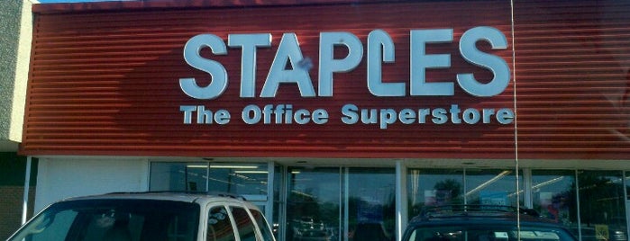 Staples is one of สถานที่ที่ Richard ถูกใจ.