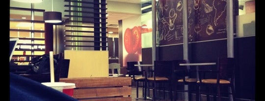 McDonald's is one of Tempat yang Disukai Rebeca.